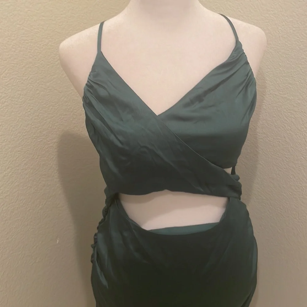 NWT WOMENS SIZE M MEDIUM WILD FABLE FOREST GREEN DRESS WITH SKIN SHOWING CUTOUT  - Picture 3 of 10